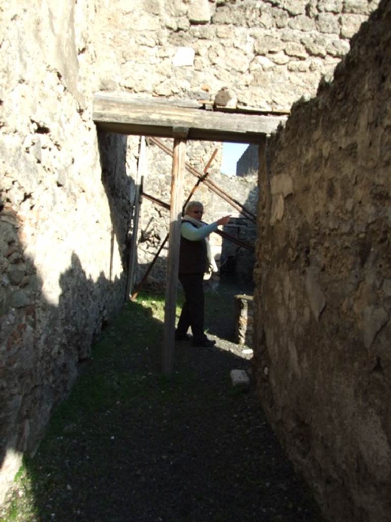 V.2.b Pompeii. December 2007. 
Looking east along entrance corridor “a” towards atrium “b” and rooms “c” and “d”.