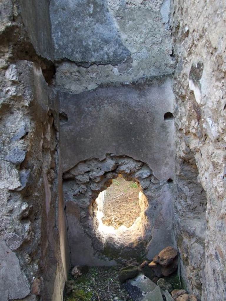 V.2.c Pompeii. December 2007. Room “d”, cubiculum. 
Looking south into recess with two shelves in south-west corner.
See BdI, 1885, p.250-253.