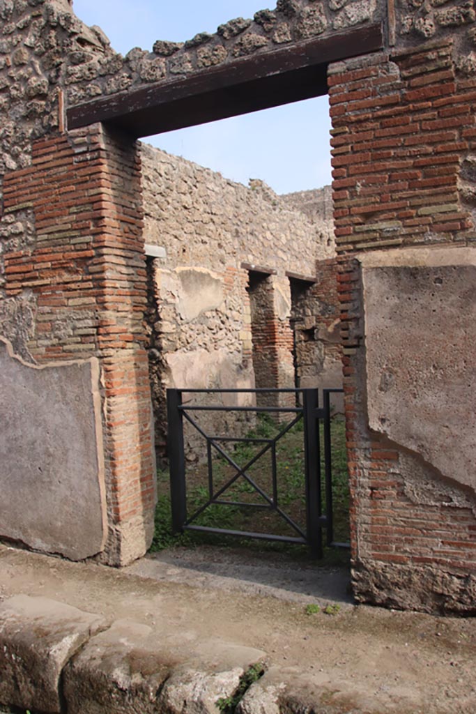V.2.e Pompeii. October 2023. 
Entrance doorway on east side of Vicolo di Cecilio Giocondo. Photo courtesy of Klaus Heese.
