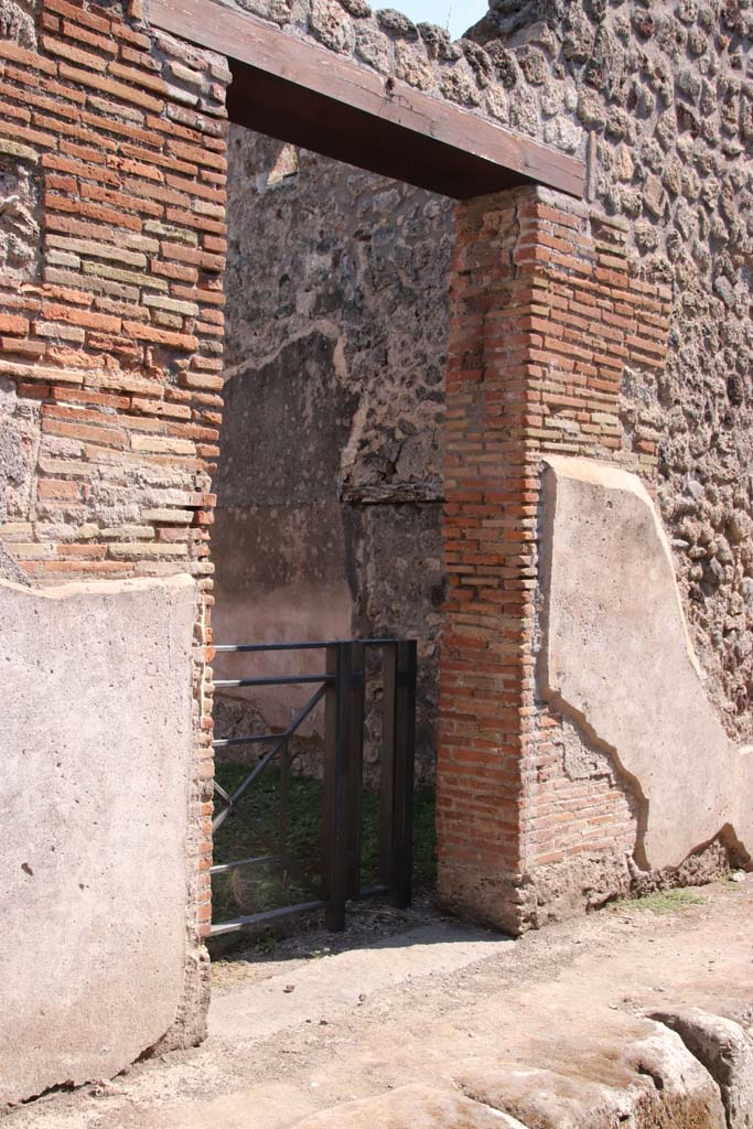 V.2.e Pompeii. September 2021. Entrance doorway. Photo courtesy of Klaus Heese.