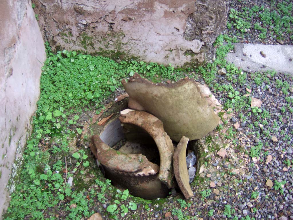 V.2.e Pompeii. December 2005. Cistern mouth on north side of entrance doorway.
According to NdS, the mouth to the cistern was bricked into a podium in the north-west corner of the atrium near to the entrance doorway.