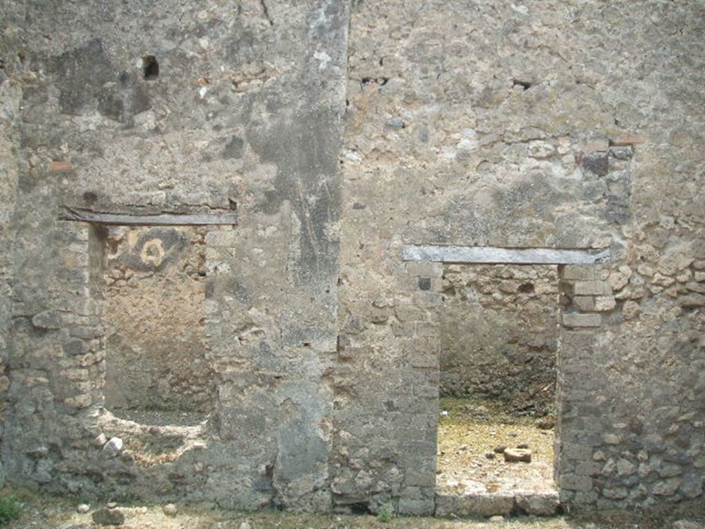 V.2.e Pompeii. May 2005. East wall of garden area, with window to triclinium, on left, and doorway to kitchen and latrine, on right.
