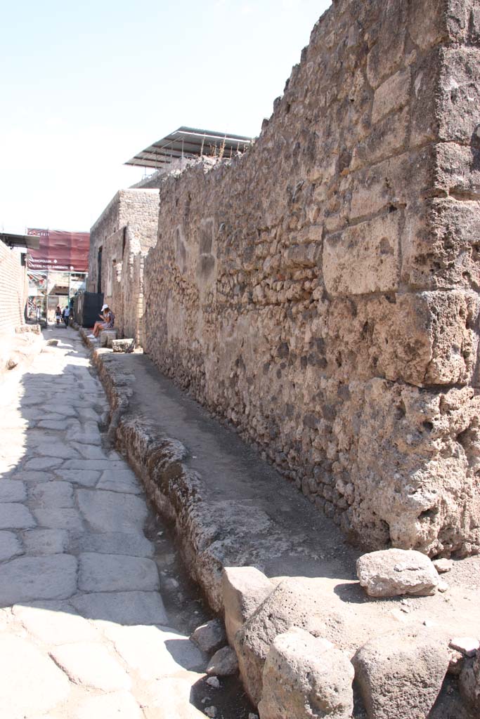 Vicolo delle Nozze d’Argento, looking east. September 2021. 
The north (side) wall of V.2.f is on the right. Photo courtesy of Klaus Heese.