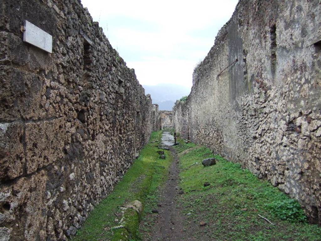 V.2.f Pompeii. December 2005. Vicolo di Cecilio Giocondo looking south from junction with Vicolo delle Nozze d’Argento.