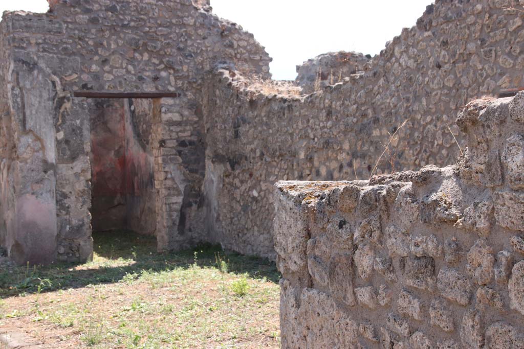 V.2.g Pompeii. September 2021. 
Looking south towards doorway to cubiculum ‘h’, on west side of atrium. Photo courtesy of Klaus Heese.