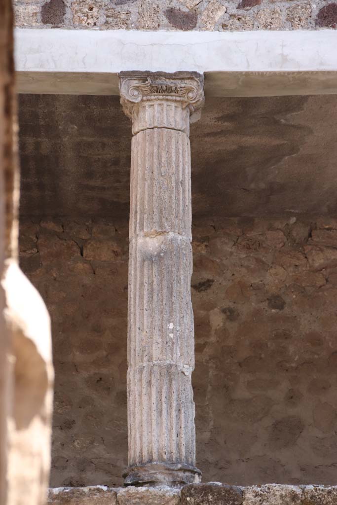V.2.h Pompeii. September 2021. Detail of the column seen on the left. Photo courtesy of Klaus Heese.