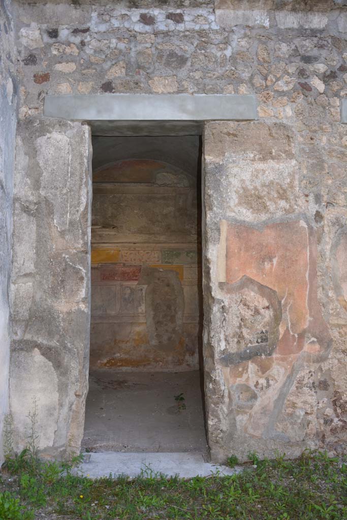 V.2.h Pompeii. October 2019. Cubiculum ‘g’, looking south through doorway from atrium.
Foto Annette Haug, ERC Grant 681269 DÉCOR.