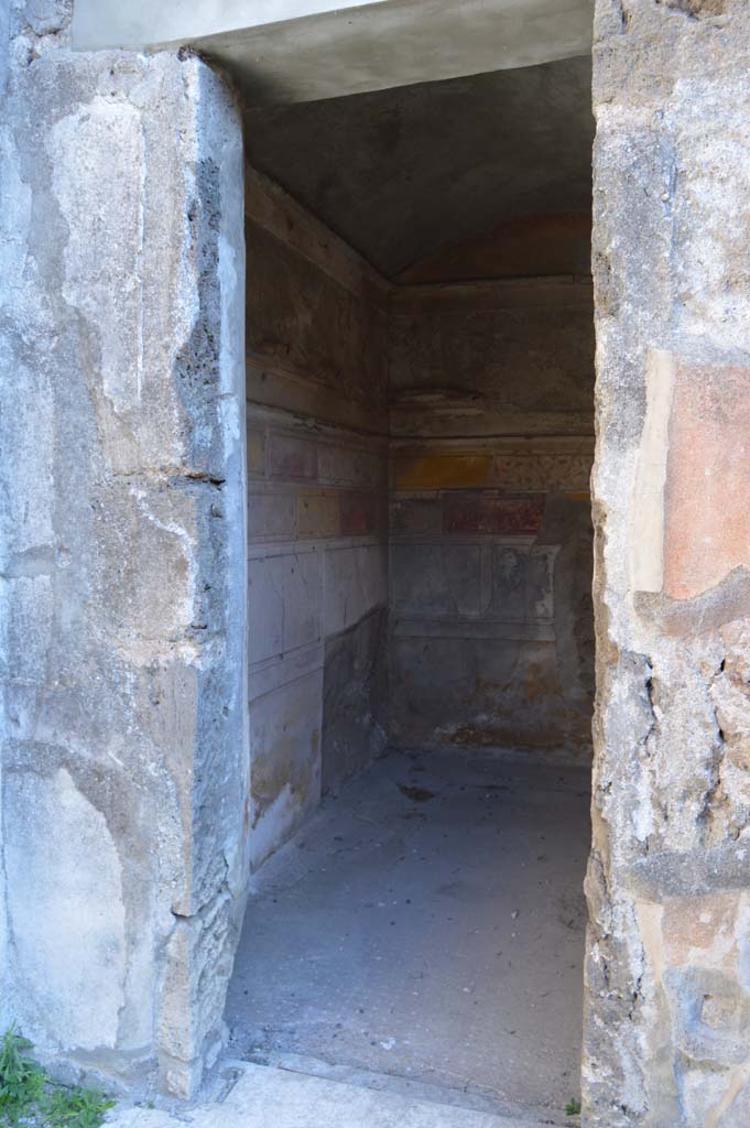 V.2.h Pompeii. October 2017. Looking south through doorway from atrium into cubiculum ‘g’.
Foto Taylor Lauritsen, ERC Grant 681269 DÉCOR.