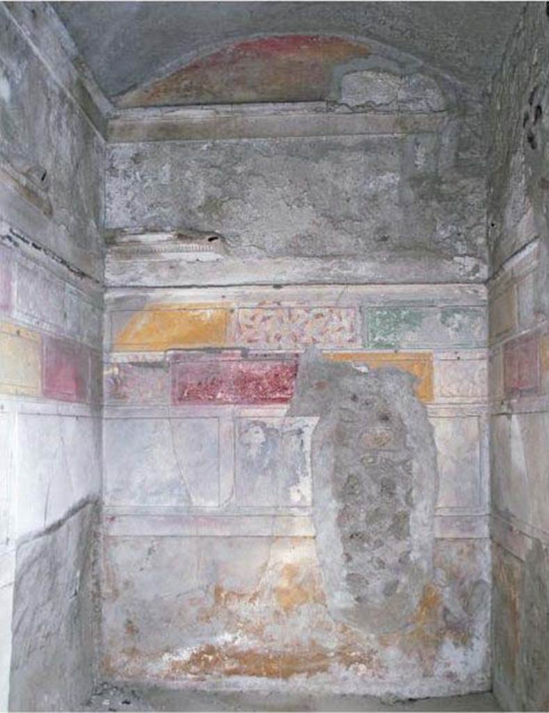 V.2.h Pompeii. December 2005. Room ‘g’ in south-east corner of the atrium, looking south. According to NdS, the cubiculum had a threshold of travertine, good flooring of signinum but in large part destroyed, walls decorated in the First Style, and with a vaulted ceiling. In the east wall, the recess for the bed could be seen. The front doorway to the room, when it was closed, could be strengthened by a transversal small beam, for which you could see the holes in the door-jambs. See Notizie degli Scavi, 1896, (p.422) where it is referred to as room d.