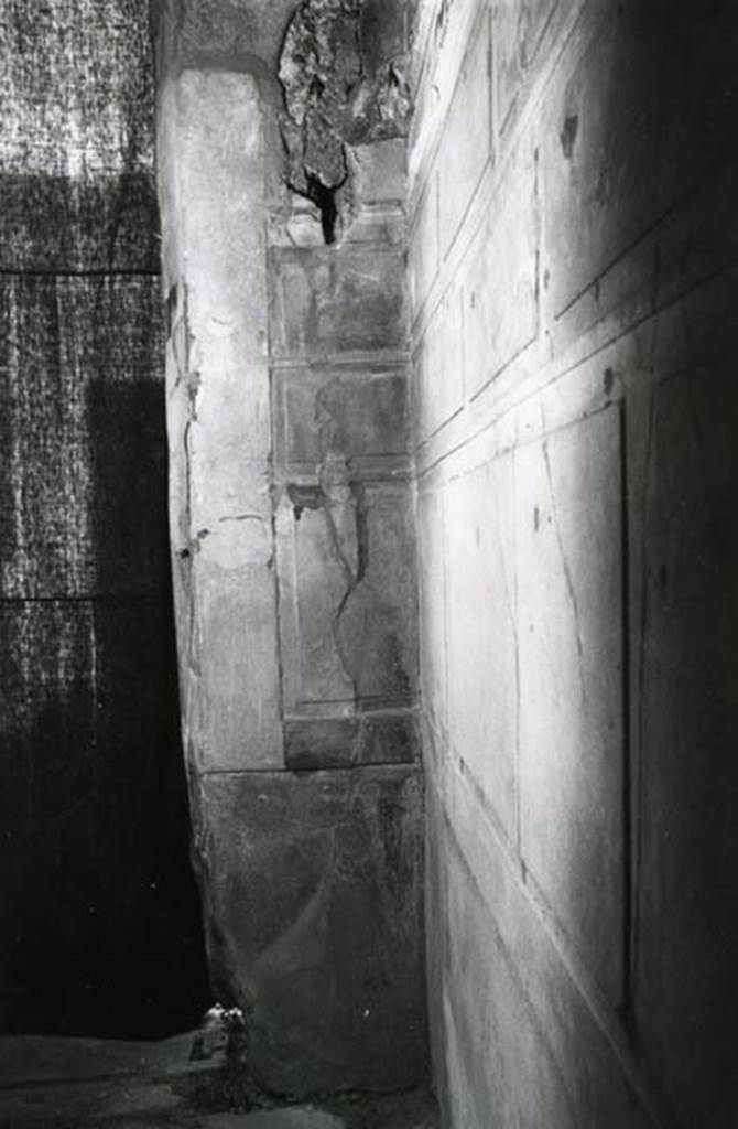 V.2.h Pompeii. 1972. Casa del Cenacolo, cubiculum g, entrance, N wall, right side. (NE corner)  Photo courtesy of Anne Laidlaw.
American Academy in Rome, Photographic Archive. Laidlaw collection _P_72_20_4.