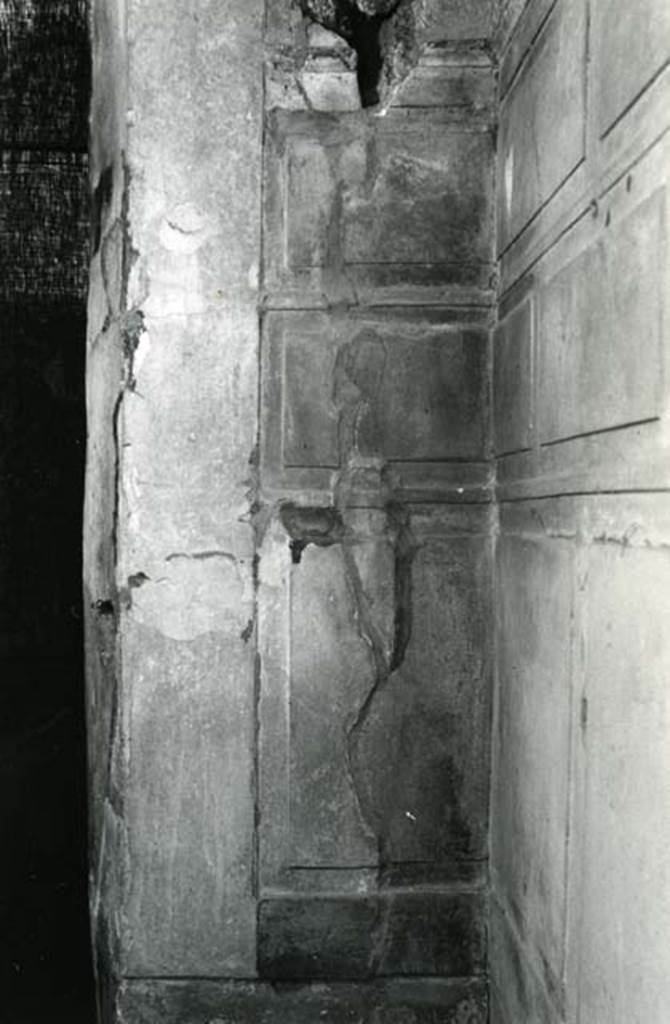 V.2.h Pompeii. 1972. Casa del Cenacolo, cubiculum g, entrance, N wall, right side.  
Photo courtesy of Anne Laidlaw.
American Academy in Rome, Photographic Archive. Laidlaw collection _P_72_20_1.