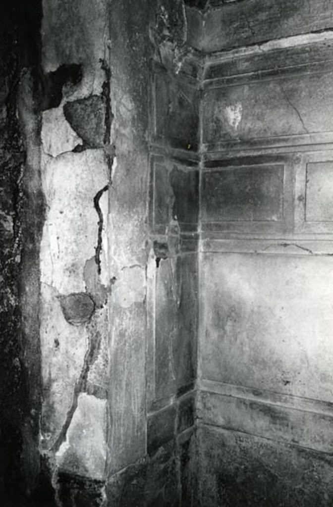 V.2.h Pompeii. 1972. Casa del Cenacolo, cubiculum g, right front NE corner.  Photo courtesy of Anne Laidlaw.
American Academy in Rome, Photographic Archive. Laidlaw collection _P_72_20_14.