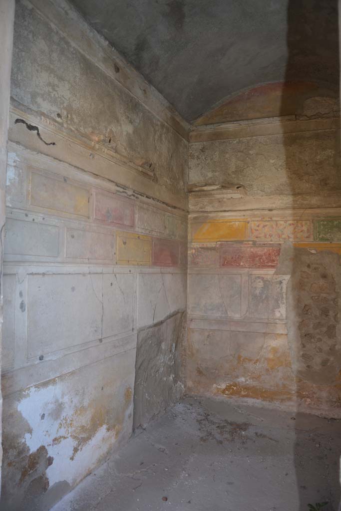 V.2.h Pompeii. October 2019. 
Cubiculum ‘g’, looking south along east wall towards south-east corner with bed recess.
Foto Annette Haug, ERC Grant 681269 DÉCOR.