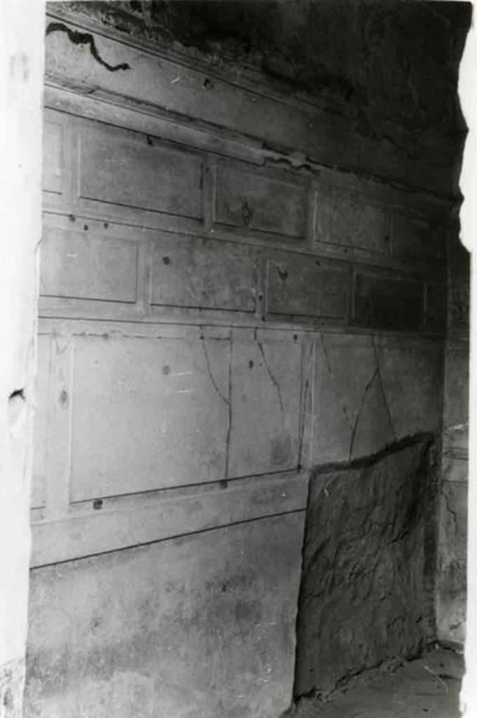 V.2.h Pompeii. 1968. Casa del Cenacolo, cubiculum g, left E side wall, overall.  Photo courtesy of Anne Laidlaw.
American Academy in Rome, Photographic Archive. Laidlaw collection _P_68_7_0.