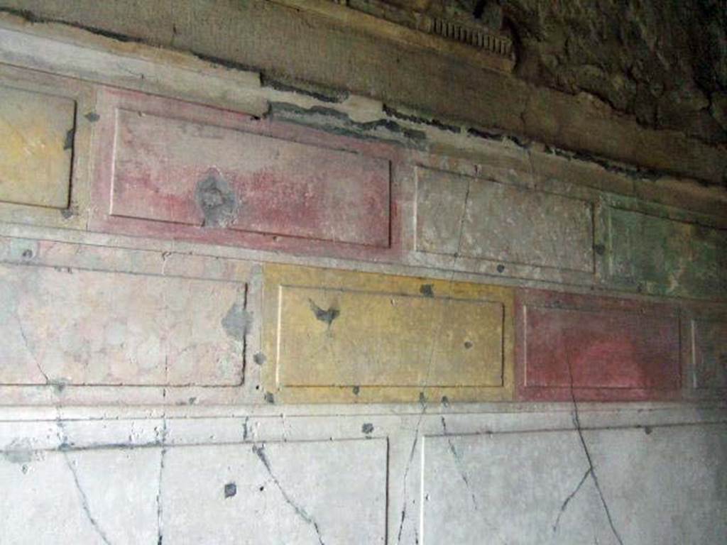 V.2.h Pompeii. December 2005. Cubiculum ‘g’, east wall decorated in First Style.