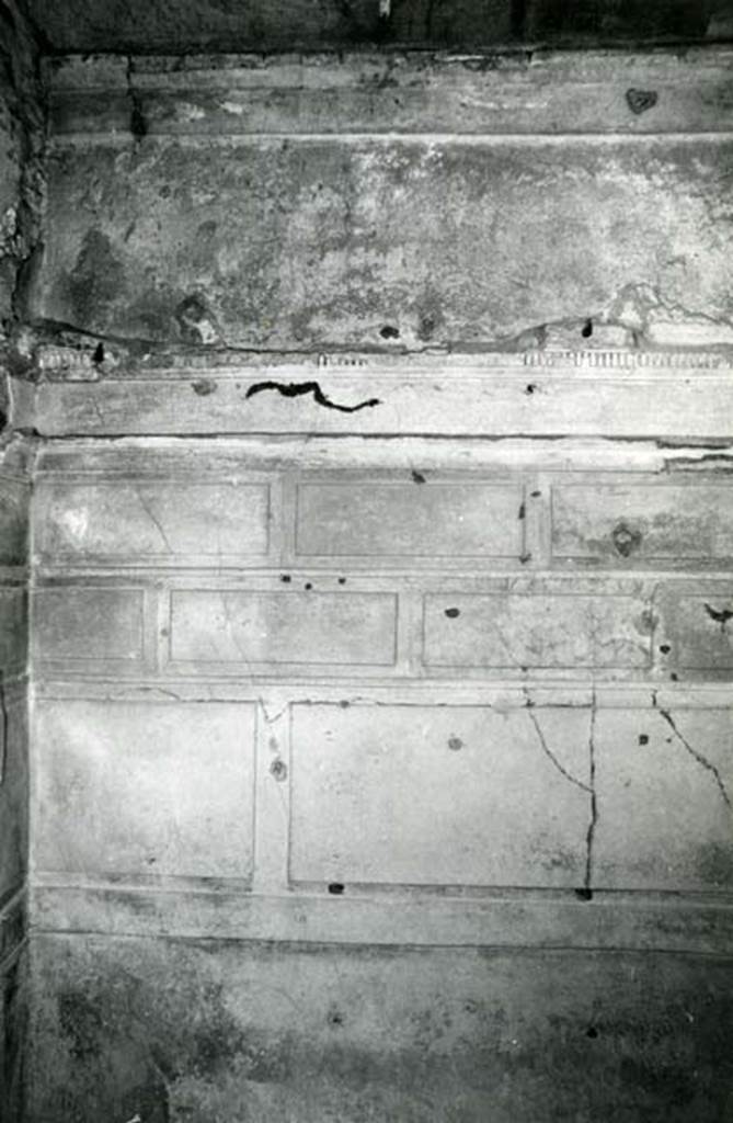 V.2.h Pompeii. 1972. Casa del Cenacolo, cubiculum g, left E wall.  Photo courtesy of Anne Laidlaw.
American Academy in Rome, Photographic Archive. Laidlaw collection _P_72_19_16.
