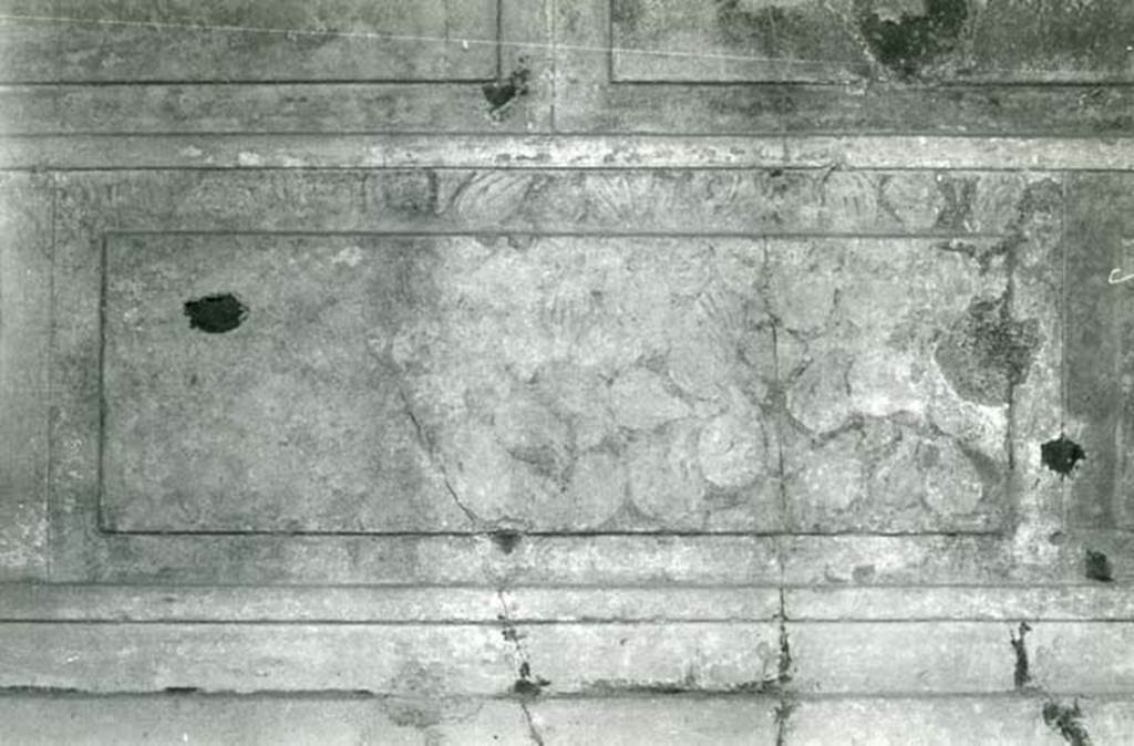 V.2.h Pompeii. 1972. Casa del Cenacolo, cubiculum g, detail of marbling on E wall. 
Photo courtesy of Anne Laidlaw.
American Academy in Rome, Photographic Archive. Laidlaw collection _P_72_19_9.