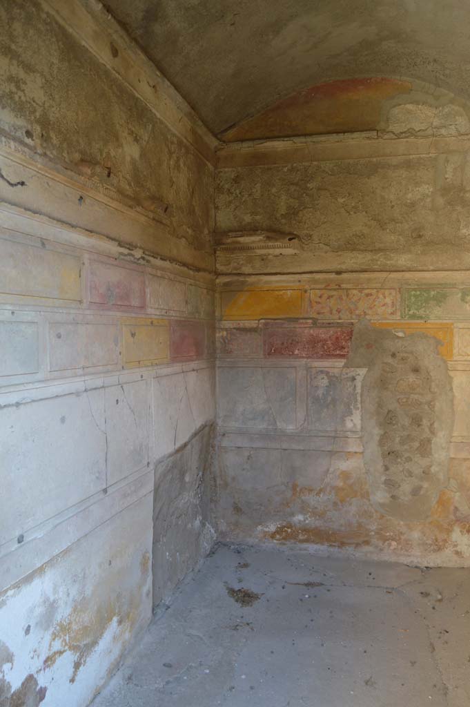 V.2.h Pompeii. October 2017. 
Room ‘g’, looking south along the east wall with bed recess in the south-east corner.
Foto Taylor Lauritsen, ERC Grant 681269 DÉCOR.