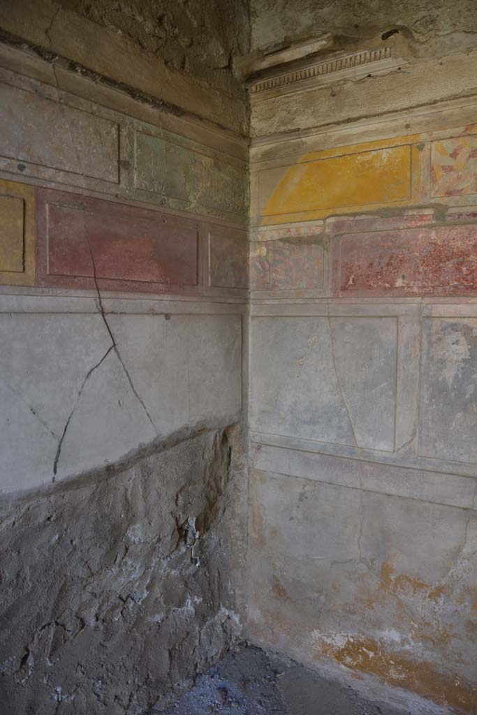V.2.h Pompeii. October 2019. Cubiculum ‘g’, south-east corner with bed recess in east wall.
Foto Annette Haug, ERC Grant 681269 DÉCOR