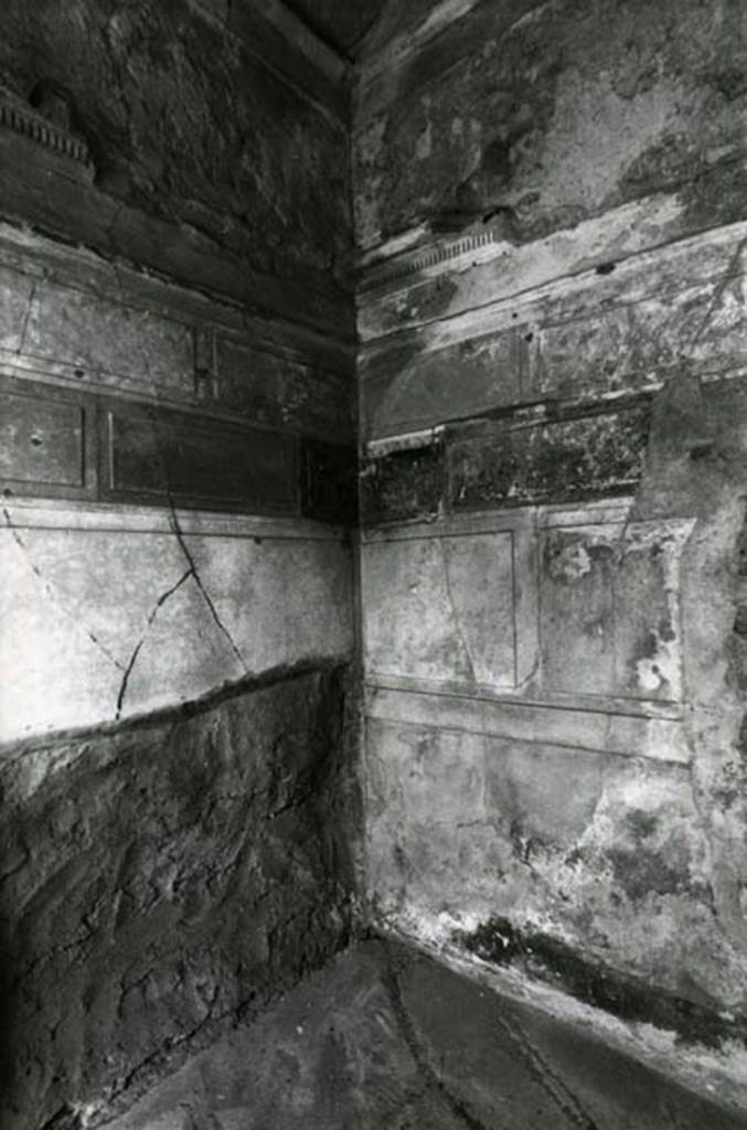 V.2.h Pompeii. 1980. Casa del Cenacolo, cubiculum g, SE corner.  Photo courtesy of Anne Laidlaw.
American Academy in Rome, Photographic Archive. Laidlaw collection _P_80_1_23.