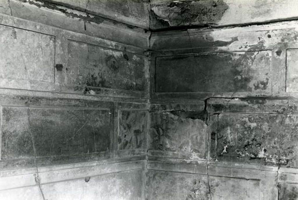 V.2.h Pompeii. 1972. Casa del Cenacolo, cubiculum g, back left SE corner. 
Photo courtesy of Anne Laidlaw.
American Academy in Rome, Photographic Archive. Laidlaw collection _P_72_19_28.