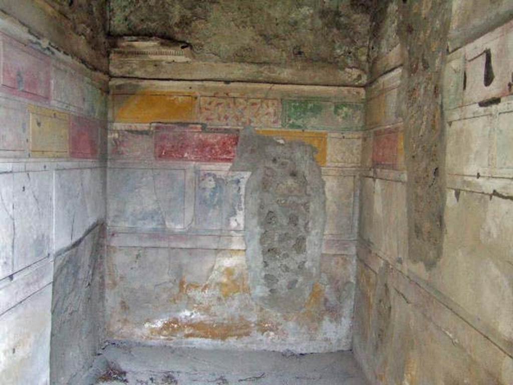 V.2.h Pompeii. December 2005. Room ‘g’ east, south and west walls, looking south.