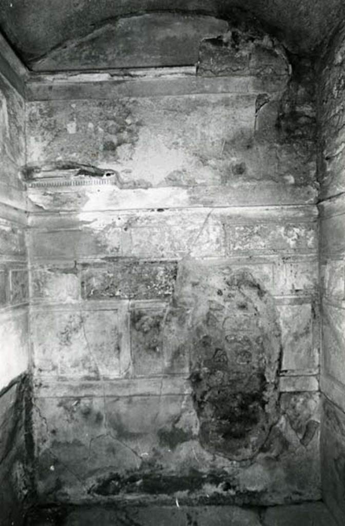 V.2.h Pompeii. 1972. Casa del Cenacolo, cubiculum g, back S wall, main zone overall.  
Photo courtesy of Anne Laidlaw.
American Academy in Rome, Photographic Archive. Laidlaw collection _P_72_19_22.