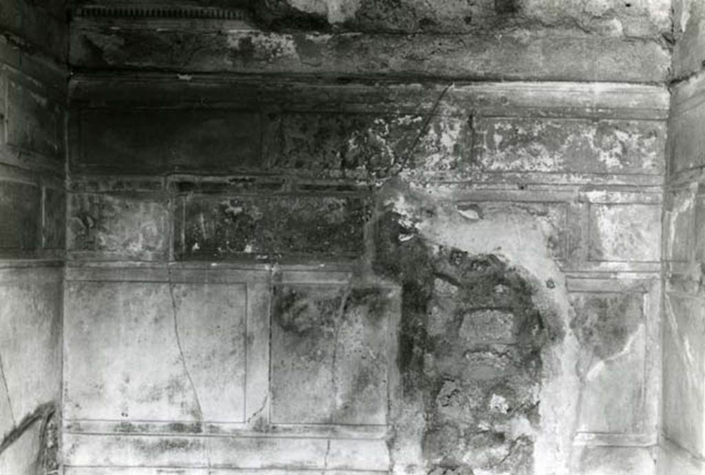 V.2.h Pompeii. 1968. Casa del Cenacolo, cubiculum g, back S wall.  Photo courtesy of Anne Laidlaw.
American Academy in Rome, Photographic Archive. Laidlaw collection _P_68_7_4.