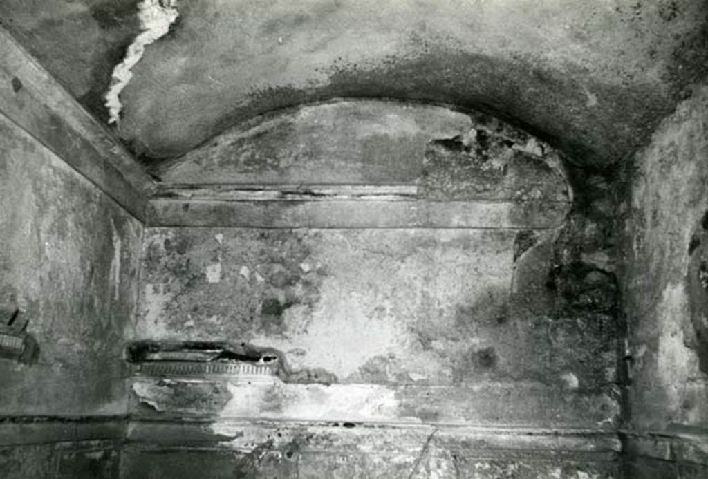 V.2.h Pompeii. 1972. Casa del Cenacolo, cubiculum g, back S wall, lunette.  Photo courtesy of Anne Laidlaw.
American Academy in Rome, Photographic Archive. Laidlaw collection _P_72_20_13.