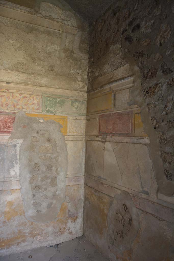 V.2.h Pompeii. October 2019. Cubiculum ‘g’, south-west corner.
Foto Annette Haug, ERC Grant 681269 DÉCOR.