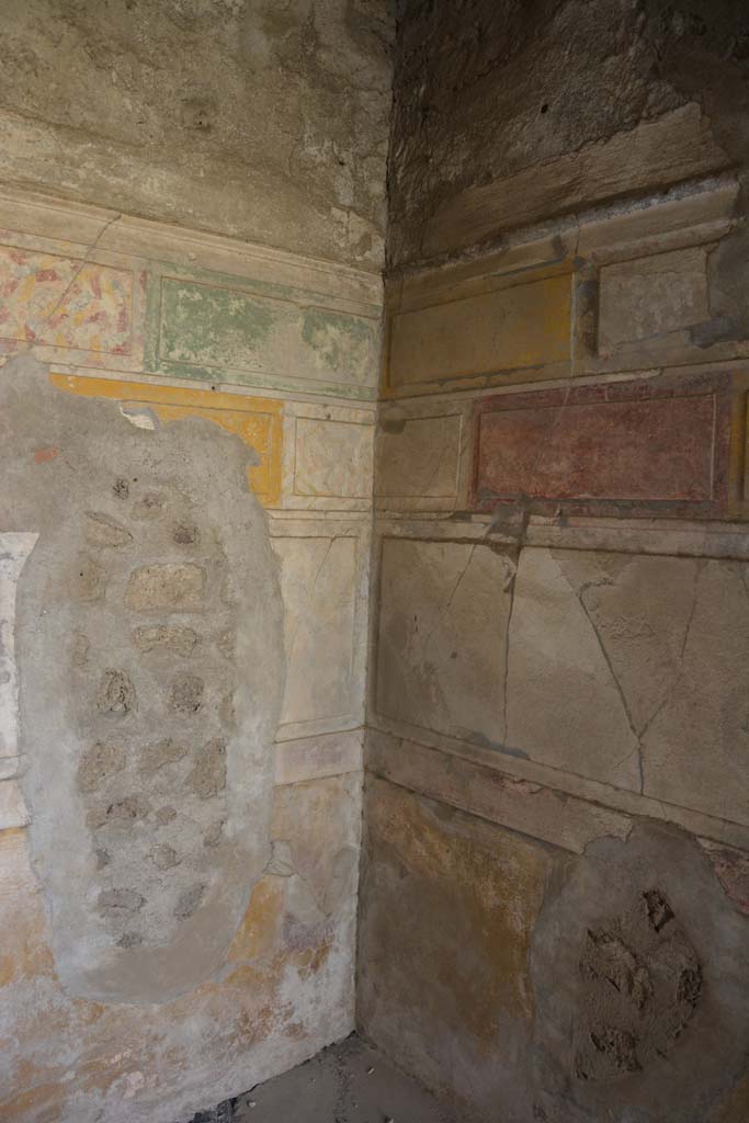 V.2.h Pompeii. October 2019. Cubiculum ‘g’, detail of south-west corner.
Foto Annette Haug, ERC Grant 681269 DÉCOR.