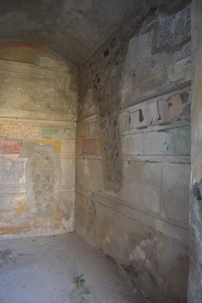 V.2.h Pompeii. October 2019. 
Cubiculum ‘g’, looking south along west wall towards south-west corner.
Foto Annette Haug, ERC Grant 681269 DÉCOR.