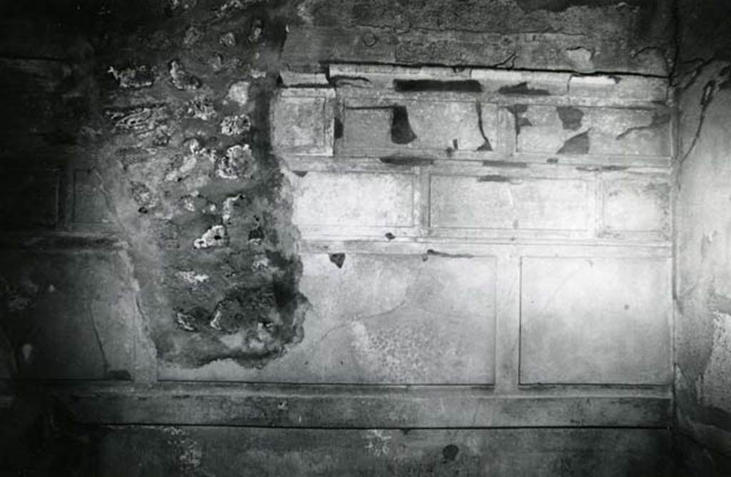 V.2.h Pompeii. 1972. Casa del Cenacolo, cubiculum g, right W wall.  Photo courtesy of Anne Laidlaw.
American Academy in Rome, Photographic Archive. Laidlaw collection _P_72_20_7.