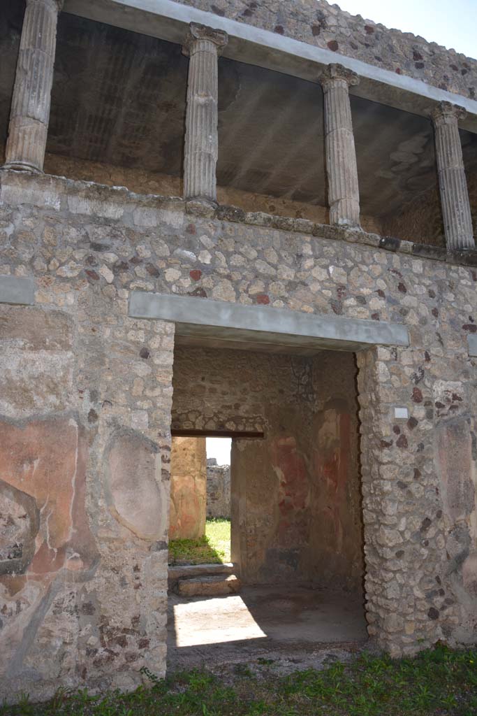 V.2.h Pompeii. October 2019. Tablinum ‘f’, looking south-east through doorway from atrium.
Foto Annette Haug, ERC Grant 681269 DÉCOR.