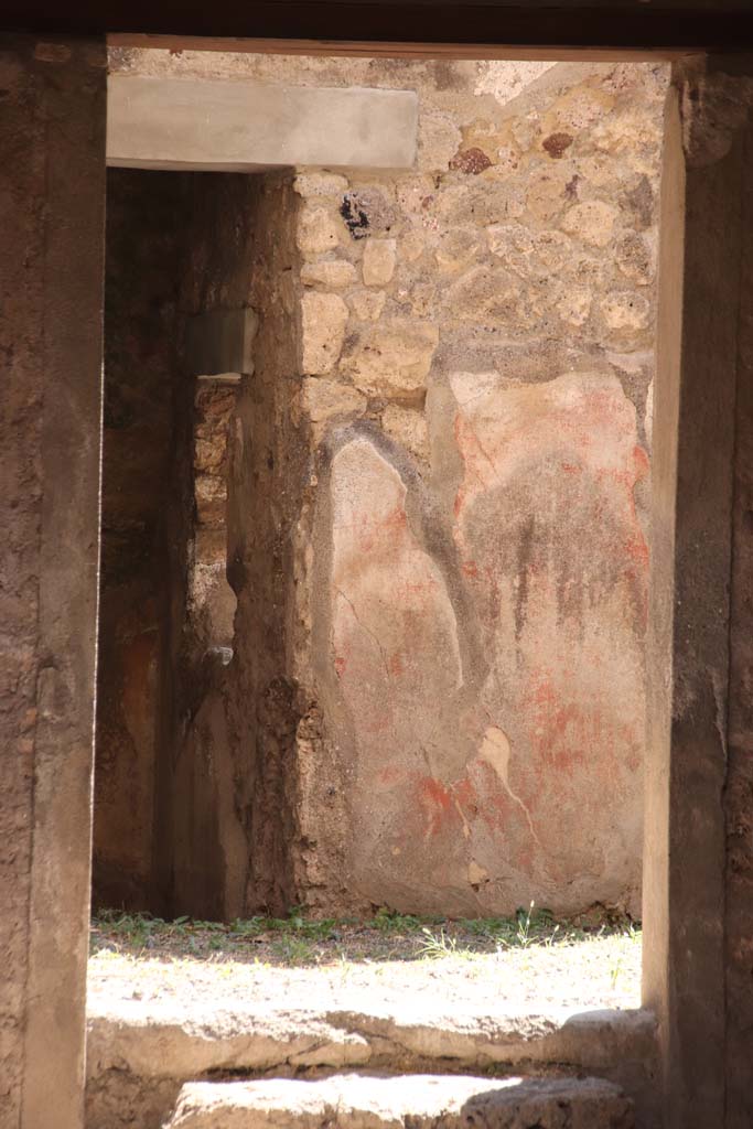 V.2.h Pompeii. September 2021. 
At the rear of the tablinum (f), a decorated wall in room (h) can be seen. Photo courtesy of Klaus Heese.