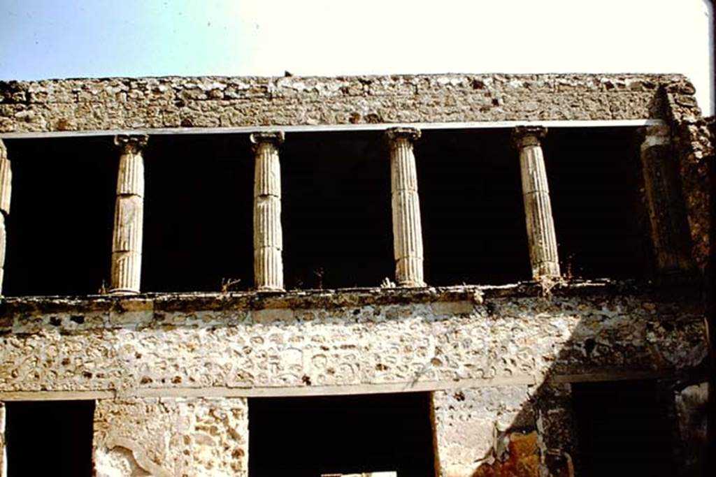 V.2.h Pompeii. 1959. Upper floor cenaculum with columns, looking south across atrium.
Photo by Stanley A. Jashemski.
Source: The Wilhelmina and Stanley A. Jashemski archive in the University of Maryland Library, Special Collections (See collection page) and made available under the Creative Commons Attribution-Non Commercial License v.4. See Licence and use details.
J59f0444