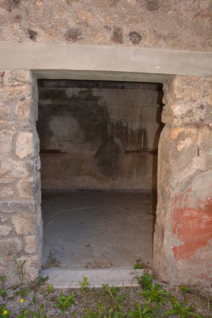 V.2.h Pompeii. October 2019. Room ‘i’, looking east through doorway.
Foto Annette Haug, ERC Grant 681269 DÉCOR.