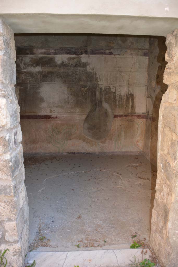 V.2.h Pompeii. October 2019. Room ‘i’, looking east across doorway threshold and flooring.
Foto Annette Haug, ERC Grant 681269 DÉCOR.