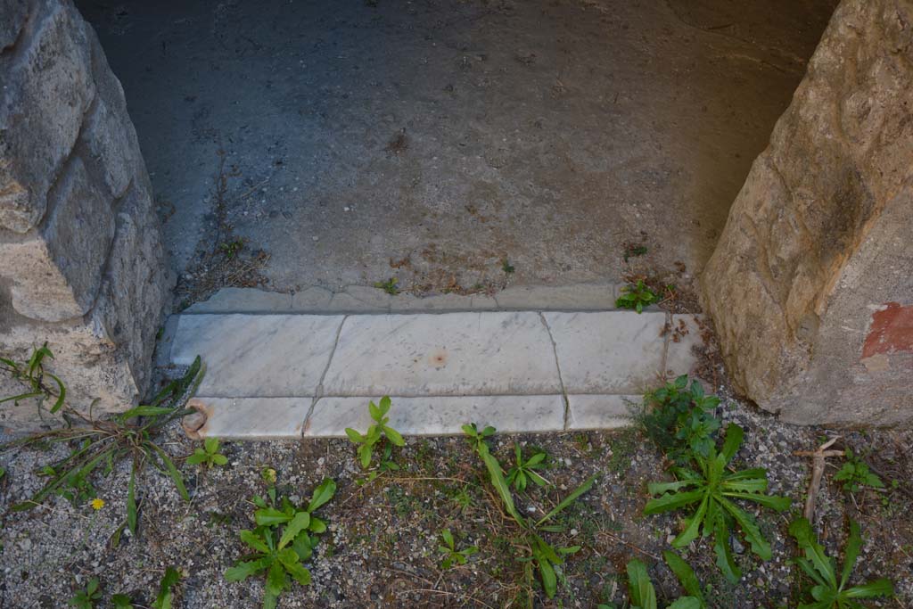 V.2.h Pompeii. October 2019. Room ‘i’, looking east across doorway threshold.
Foto Annette Haug, ERC Grant 681269 DÉCOR.