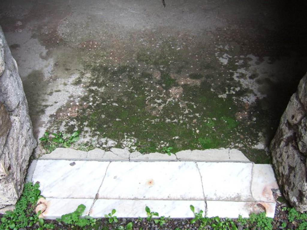 V.2.h Pompeii. December 2005. Room ‘i’, mosaic floor and marble door sill.