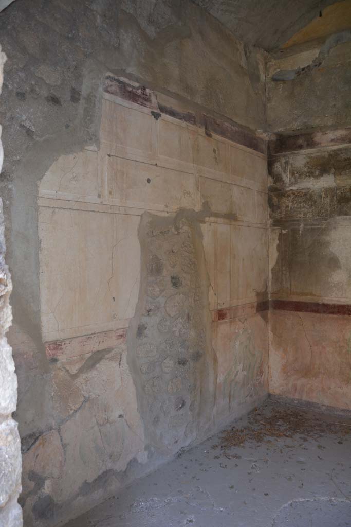 V.2.h Pompeii. October 2019. Room ‘i’, north wall, looking east from doorway.
Foto Annette Haug, ERC Grant 681269 DÉCOR.