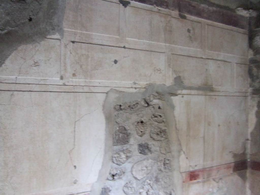 V.2.h Pompeii. December 2005. Cubiculum ‘i’ had a small threshold of marble, and the remains of an iron hinge. It also had a well preserved floor of signinum in the most part, and was decorated in the First Style. It was nearly all lacking on the south wall, and on most part of the west wall.
