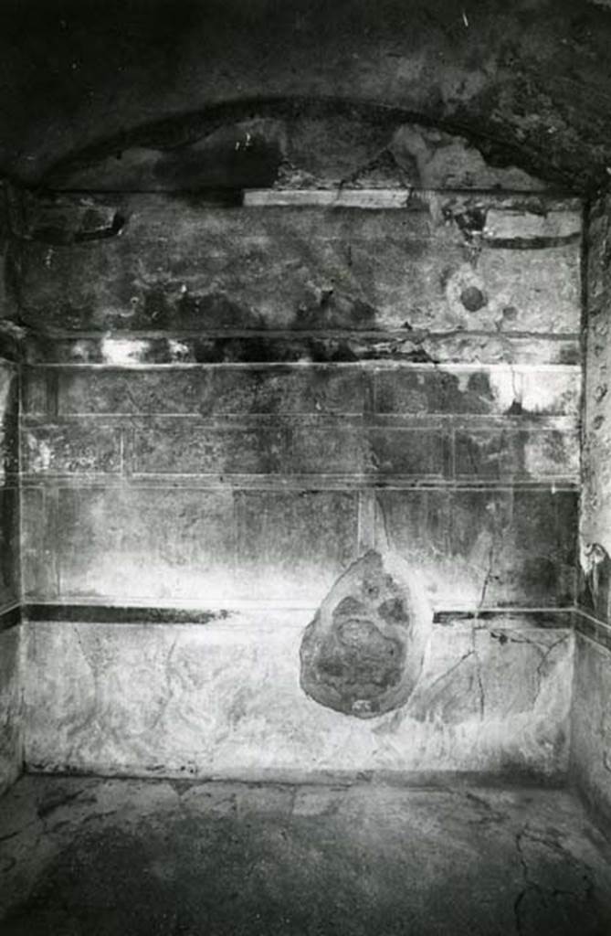 V.2.h Pompeii. 1972. Cubiculum ‘i’, back E wall, overall. Photo courtesy of Anne Laidlaw.
American Academy in Rome, Photographic Archive. Laidlaw collection _P_72_20_18.
(Note - this description has been altered as it was described as Cubiculum g, south wall).
.