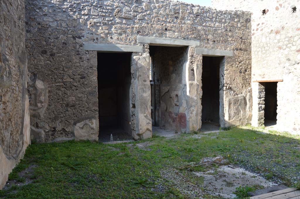 V.2.h Pompeii. October 2017. Looking north across atrium towards entrance corridor with niche, in centre.
Room ‘b’, doorway on left, room ‘c’, doorway right of entrance corridor with niche, doorway to kitchen ‘p’, on right.
Foto Taylor Lauritsen, ERC Grant 681269 DÉCOR.