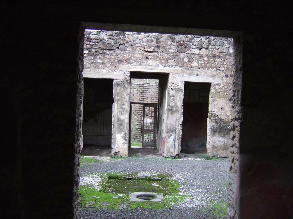 V.2.h Pompeii. December 2005. 
Looking north from tablinum ‘f’, across atrium towards entrance fauces ‘a’ and two doorways to cubicula on either side.
The doorway on the left leads into the cubiculum ‘b’ on the west of the fauces. Cubiculum ‘c’ is on the right.