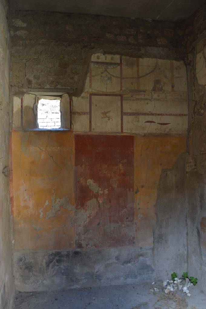 V.2.h Pompeii. October 2017. 
Cubiculum ‘c’, on east side of entrance corridor, looking towards north wall with window onto roadway.
Foto Taylor Lauritsen, ERC Grant 681269 DÉCOR.