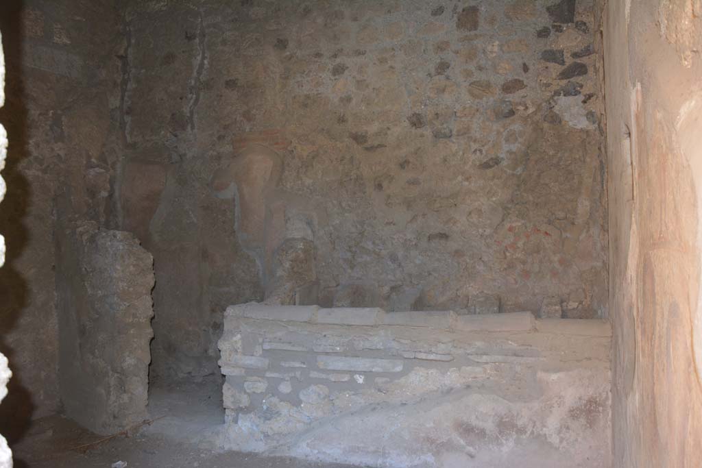 V.2.h Pompeii. October 2019. Kitchen ‘p’, looking east from doorway towards hearth, with lararium on south wall, on right.
Foto Annette Haug, ERC Grant 681269 DÉCOR.