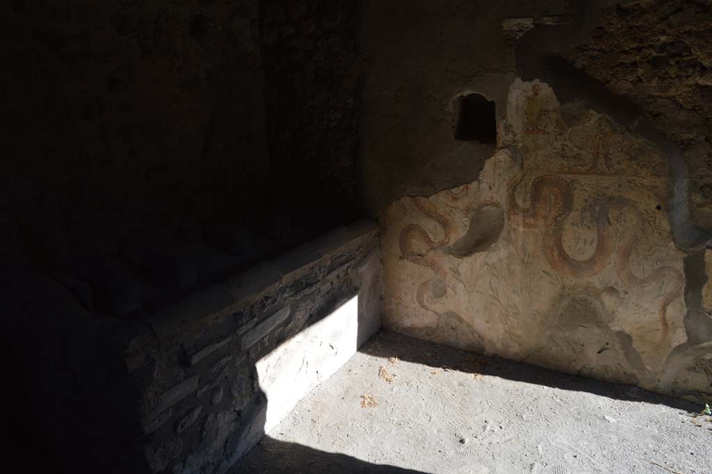 V.2.h Pompeii. October 2017. Kitchen ‘p’, looking towards east wall with hearth, south-east corner, and south wall with lararium.
Foto Taylor Lauritsen, ERC Grant 681269 DÉCOR.