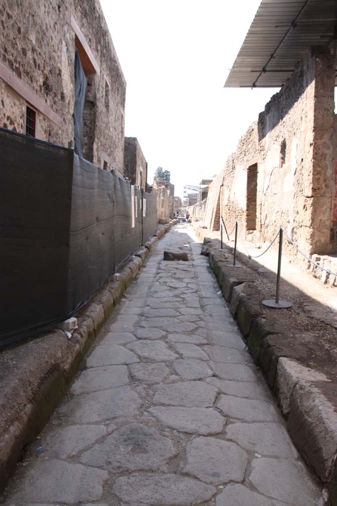 V.2.i Pompeii, and V.2.h, on left, on Vicolo delle Nozze d’Argento. September 2021.
Looking west between V.2, on left and V.7, on right. Photo courtesy of Klaus Heese.
