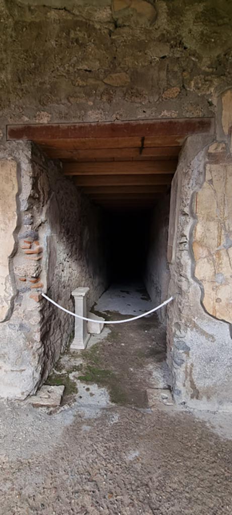 V.2.i Pompeii. December 2023. 
Corridor 22, looking east from portico. Photo courtesy of Miriam Colomer.